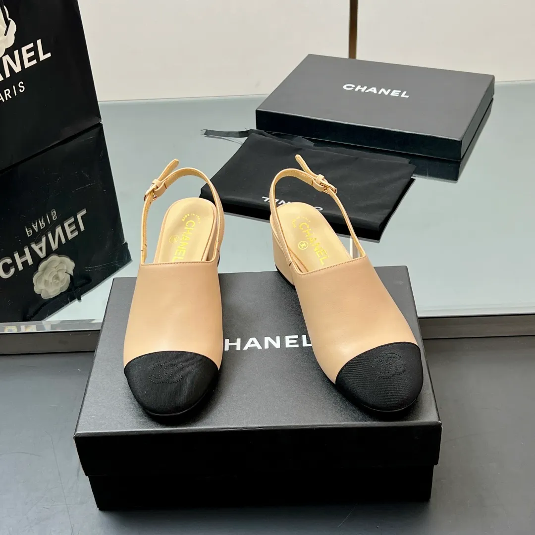 👟👟Ex-factory price 580👟👟 Top quality! Chanel Xiaoxiang 25C early spring new product, thick-heeled cap-toe sandals and back-strap single shoes. Grandma Xiang’s always elegant and ladylike temperament, full of high-end sense, very nice on the feet ~ French style, really beautiful to the top of my heart! An elegant and romantic fairy should be like this! The minimalist color scheme is deeply rooted in people's hearts~ It goes well with either skirts or casual wear! Whether worn barefoot or paired with skirts or trousers, it is very versatile! Incomparably beautiful! Special fairy ✔ Check out the details of my house and take real photos. Fabric: Sheepskin ➕ Grosgrain. Inner pads: all silk sheepskin. Outsole: cowhide outsole imported from Italy. Heel height: 4.5cm. Size: 35-39 (40/41 customized). Comes with counter 🇮🇹 authentic packaging.